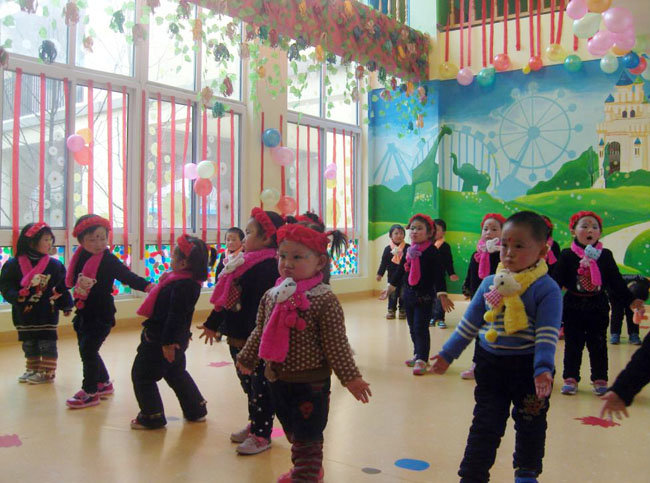 孩子們表演的非常認真