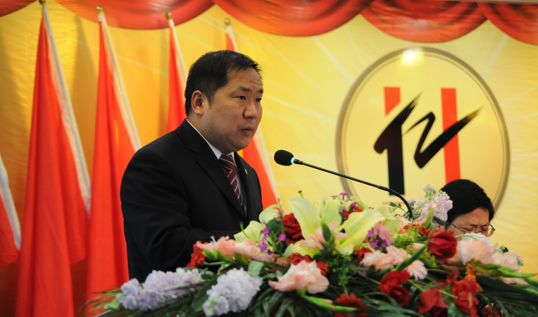 華億集團副總裁張靖宣讀2012年度先進表彰決定