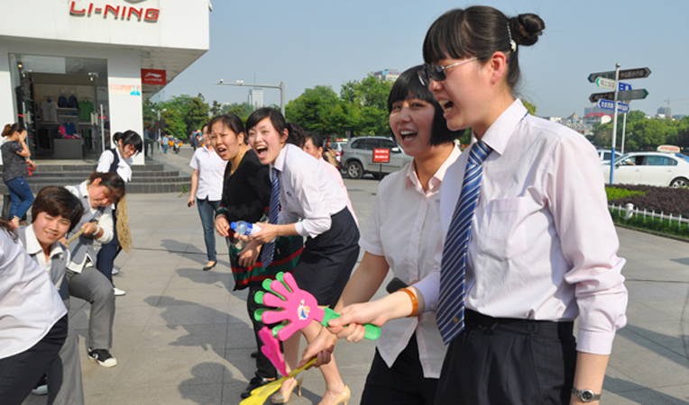 敬業(yè)的啦啦隊