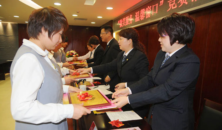 各位領導為獲獎者頒獎