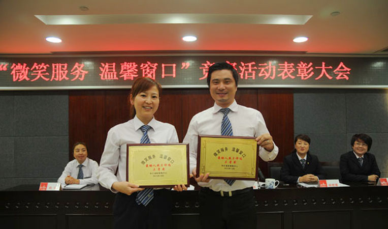榮獲三等獎的柜組員工合影