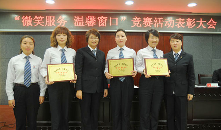 榮獲二等獎的柜組員工與領導合影