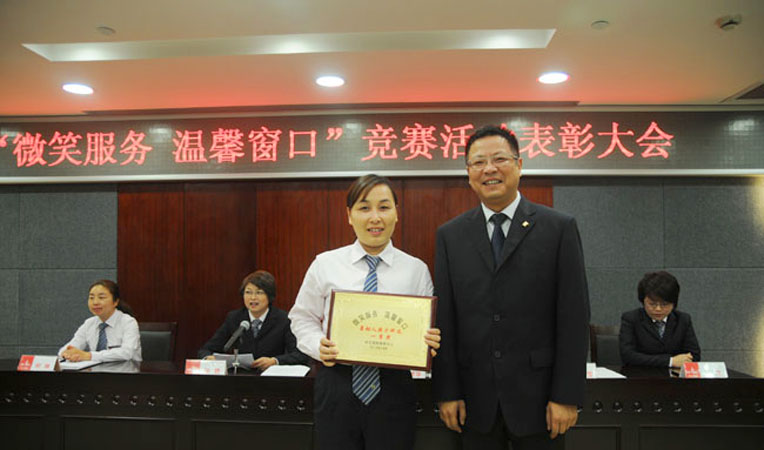 華億國際常務副總張樹華與榮獲一等獎的柜組員工合影