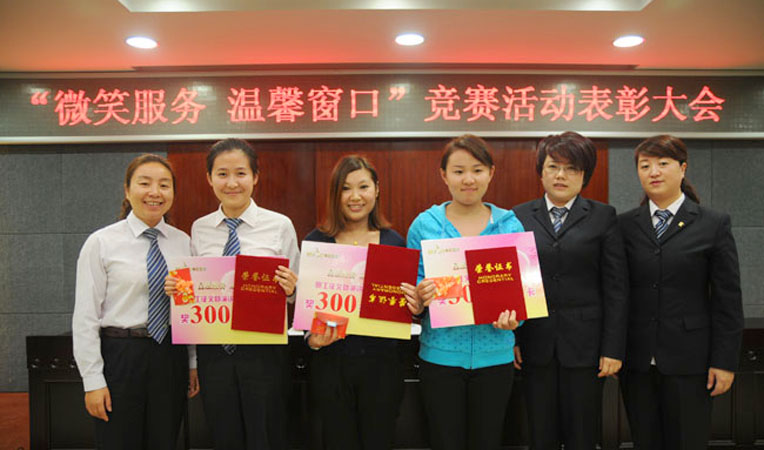 華億國際副總經理楊艷菁、柯琳、王萍為演講比賽第三名頒獎