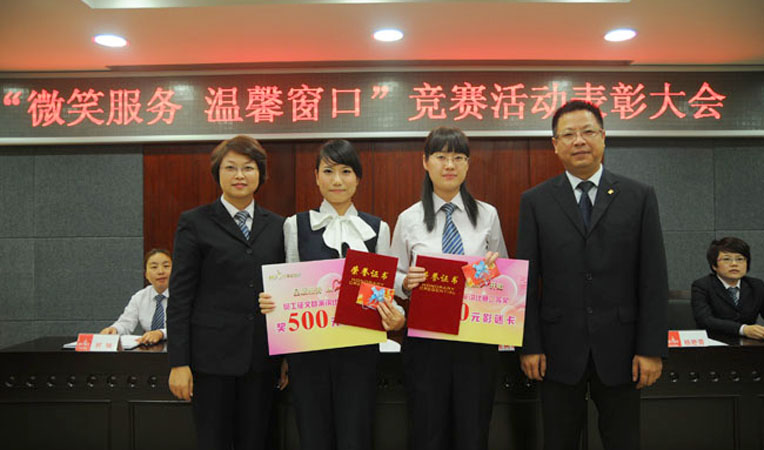 華億國際常務副總張樹華、副總經理孫艷為演講比賽第二名頒獎