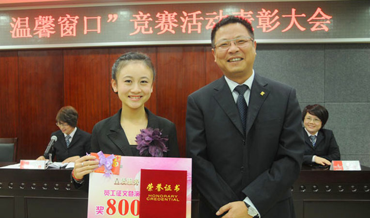 華億國際常務副總張樹華為演講比賽第一名頒獎