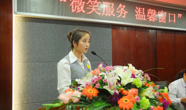 優秀柜組員工代表上臺發言