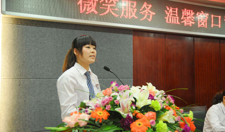 優秀品類部員工代表上臺發言