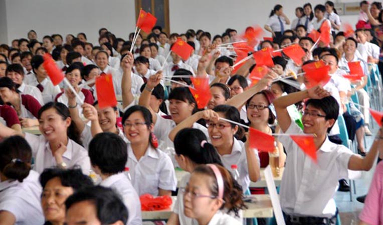 場下的觀眾搖旗吶喊,歡呼雀躍