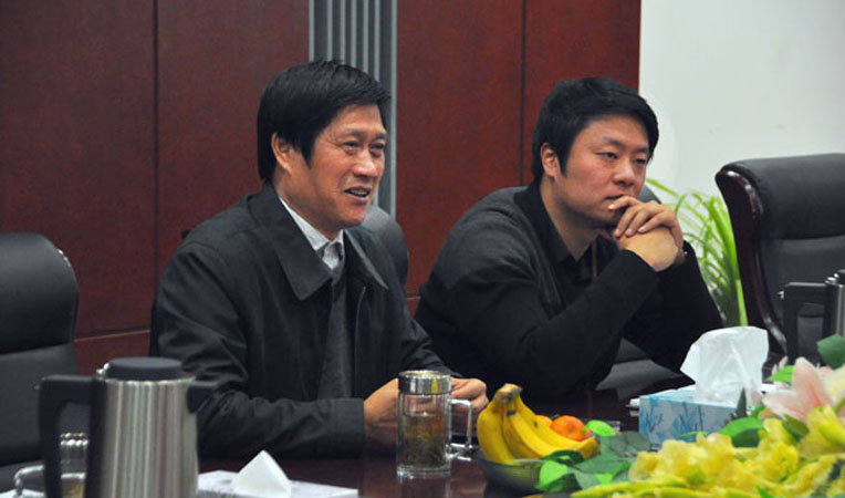 董事長(zhǎng)項(xiàng)義水向來(lái)賓介紹企業(yè)發(fā)展情況