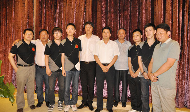 2華億集團(tuán)領(lǐng)導(dǎo)與安徽華億隊(duì)選手合影