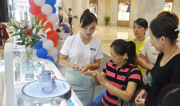 顧客試用蘭芝產(chǎn)品