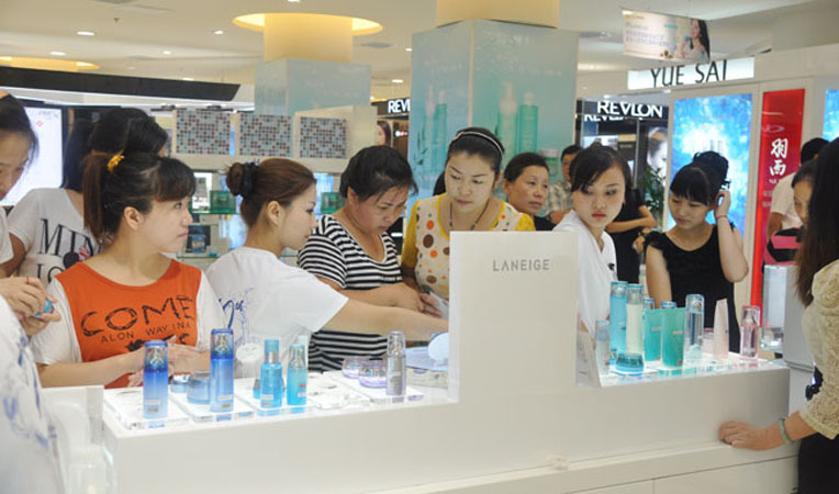 顧客挑選產(chǎn)品