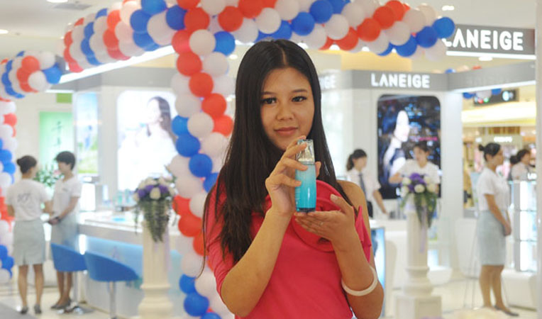 模特展示產(chǎn)品