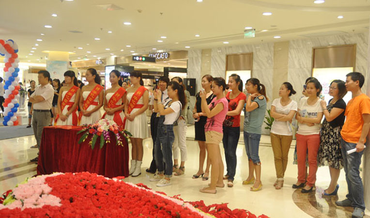 開柜儀式吸引眾多顧客