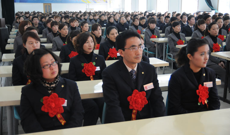 先進(jìn)代表、后勤機(jī)關(guān)的代表和一線員工的代表,約400人參加了大會(huì)