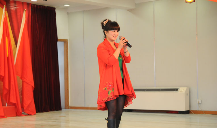 后勤機(jī)關(guān)的女生獨(dú)唱《自由飛翔》