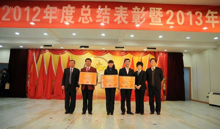 華億集團(tuán)副董事長、華億國際副總裁章國琴(右二),華億集團(tuán)黨委書記、副總裁陳愛國(右一),華億集團(tuán)副總裁陳東吉(左一)為獲得文藝演出二等獎(jiǎng)的部門頒獎(jiǎng)