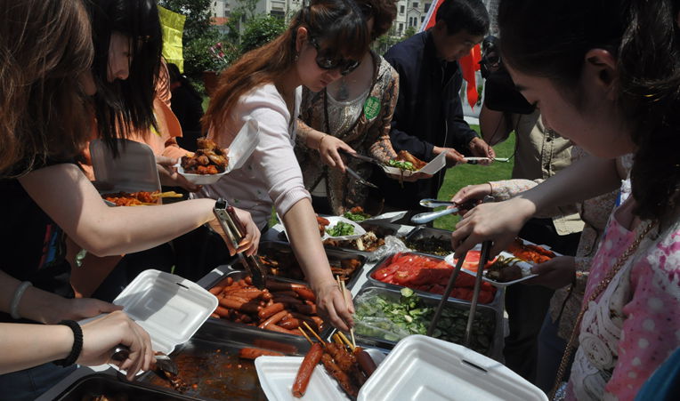吃貨團員自取食物