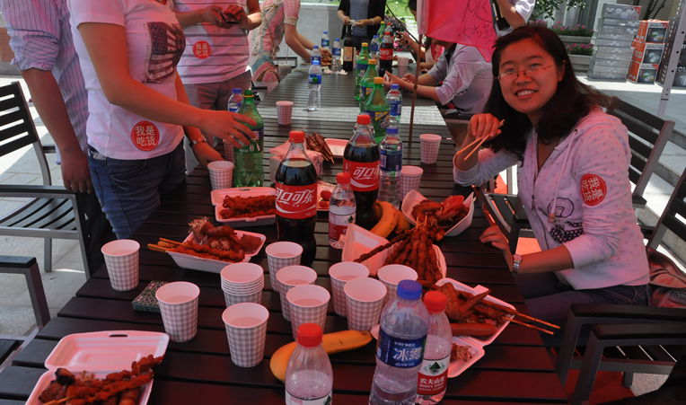 吃貨團員開心享受美食