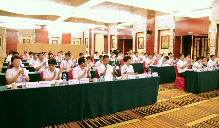 參會(huì)人員為項(xiàng)義水董事長振奮人心的講話鼓掌