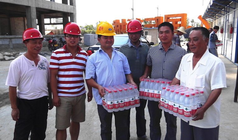建設(shè)工人領(lǐng)取領(lǐng)取礦泉水