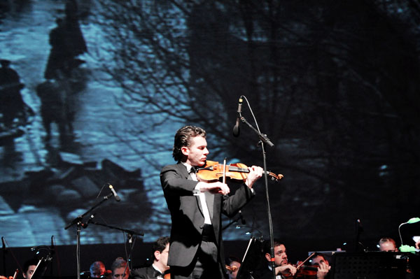 004樂(lè)團(tuán)首席小提琴手表演.JPG