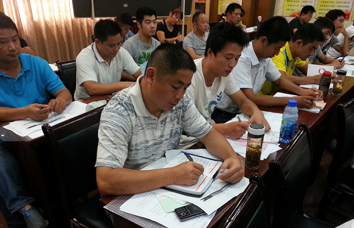 參訓學員認真聽講和記錄