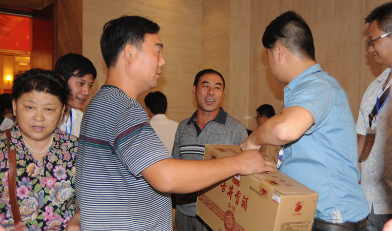 中獎嘉賓領(lǐng)取獎品