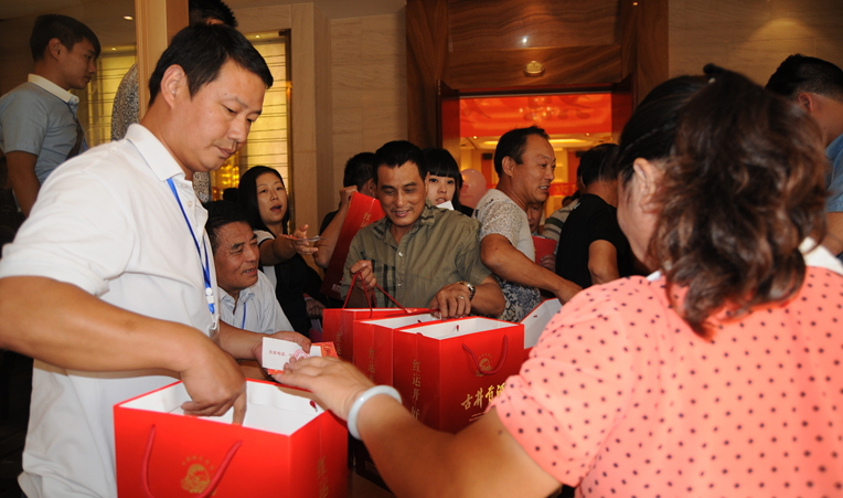 參加品鑒會的來賓領(lǐng)取禮品