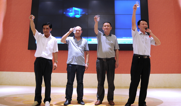 古井集團與華億集團領(lǐng)導(dǎo)共同上臺致祝酒辭