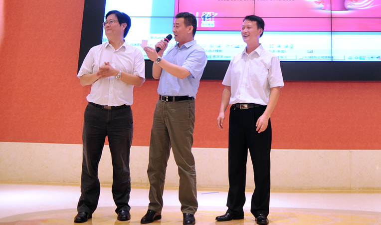 古井集團銷售公司總經(jīng)理縱兆紀和華億集團黨委書記陳愛國共同抽取一等獎幸運嘉賓