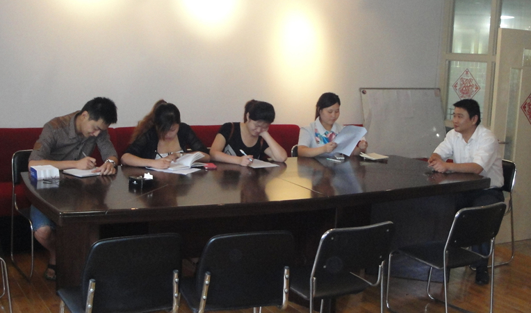 華億環(huán)球影城對(duì)微博、微信維護(hù)人員進(jìn)行培訓(xùn)