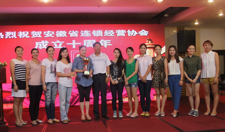 華億國際購物中心員工與頒獎嘉賓合影