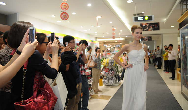 華億國際購物中心模特秀吸引顧客拍照