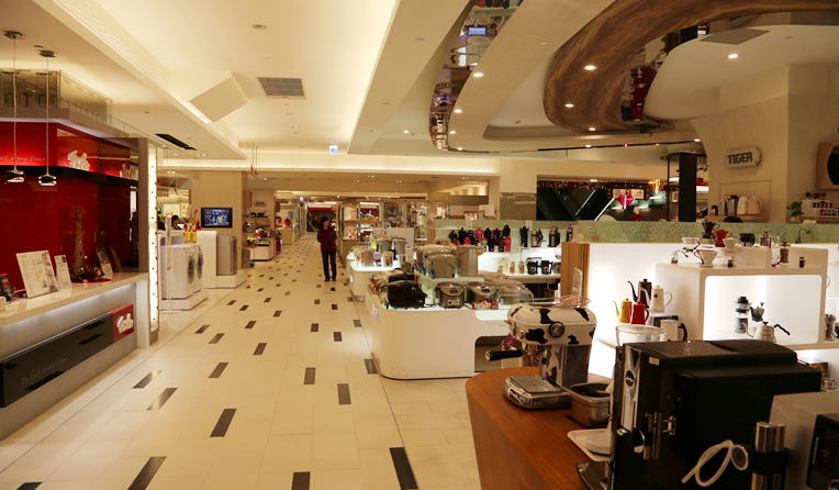 大遠百購物中心內貨品擺放干凈整潔