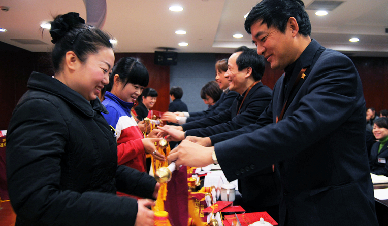 為優(yōu)質(zhì)服務(wù)系列競(jìng)賽活動(dòng)優(yōu)秀集體頒獎(jiǎng)
