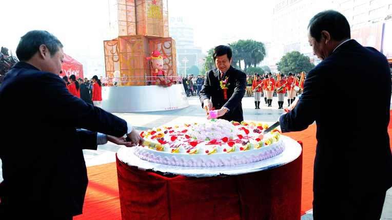 項(xiàng)義水董事長(zhǎng)、顧踴躍副總裁、陳東吉副總裁共同切開蛋糕