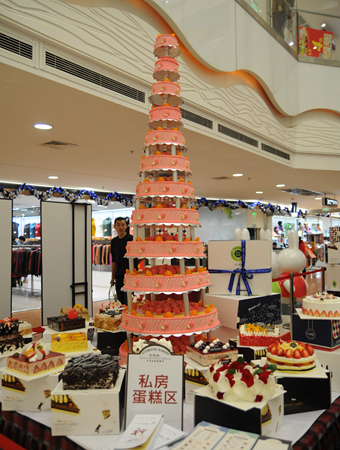 蕪湖首個(gè)高2.8米12層的慶典蛋糕