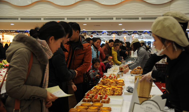 數(shù)十個(gè)品種的糕點(diǎn),讓顧客眼花繚亂