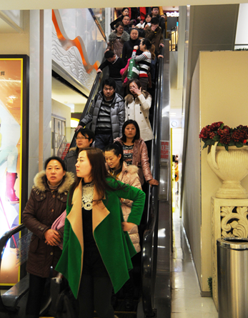 2014年第一天華億國際購物中心電梯擠滿消費(fèi)者