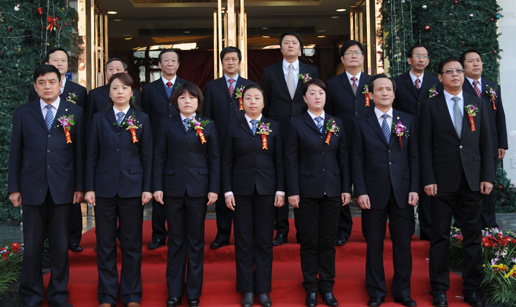 華億集團(tuán)高管和華億國際經(jīng)營班子參加華億國際12周年店慶慶典