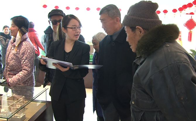 一位大叔正在給兒子咨詢婚房事宜