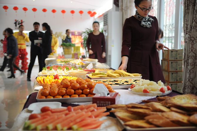 華億工作人員準備大量糕點、果品、飲料