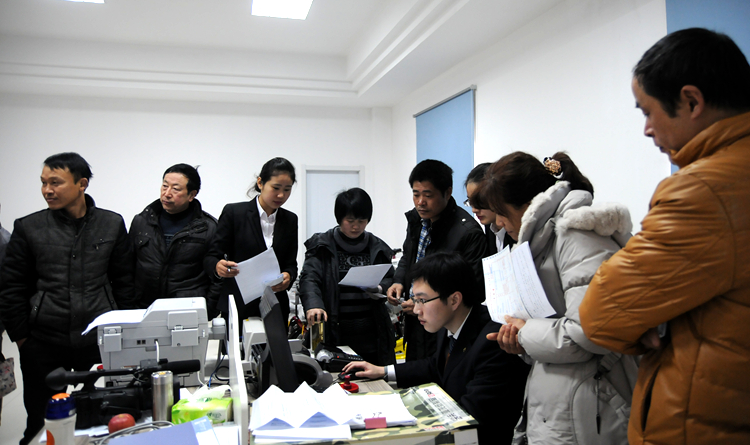 購房者排隊交付定金