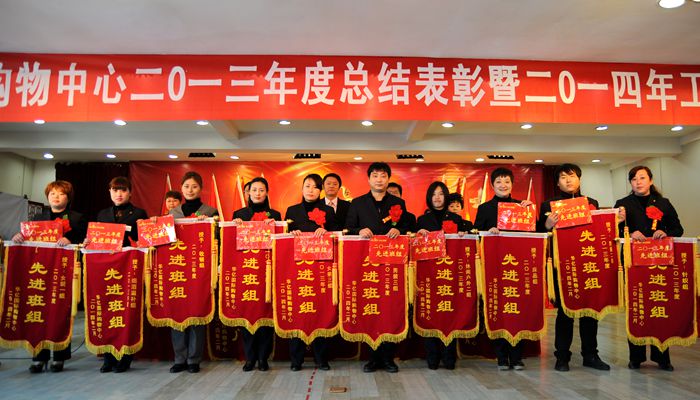 榮獲先進班組代表上臺領獎