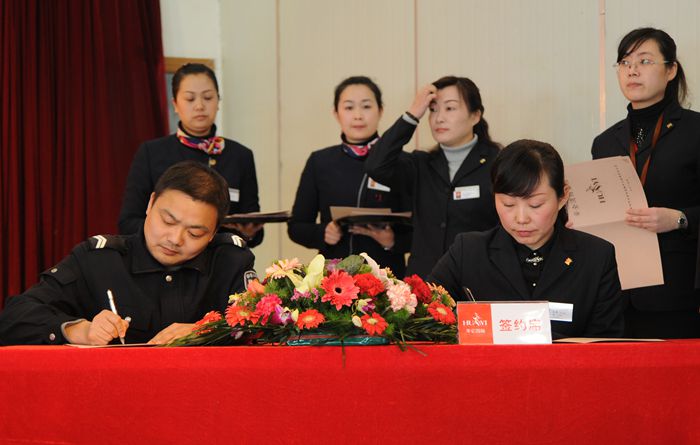 華億集團安全保衛處副處長、華億國際安保部經理楊義海與旗艦店各樓層簽訂《安全目標責任書》