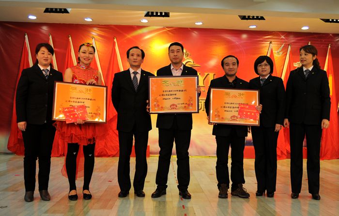 獲得文藝演出優勝獎代表上臺領獎