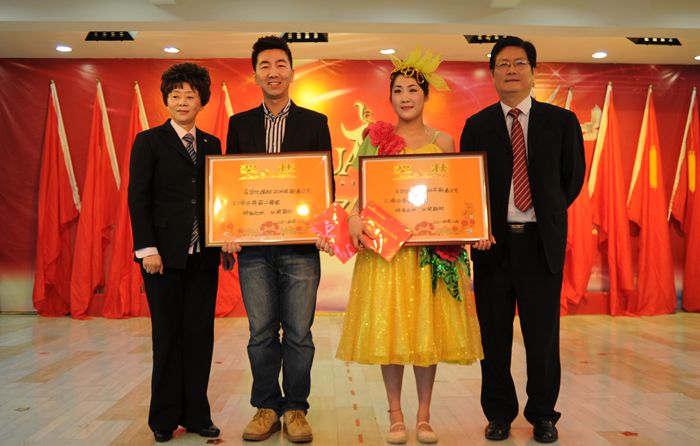 獲得文藝演出二等獎代表上臺領獎