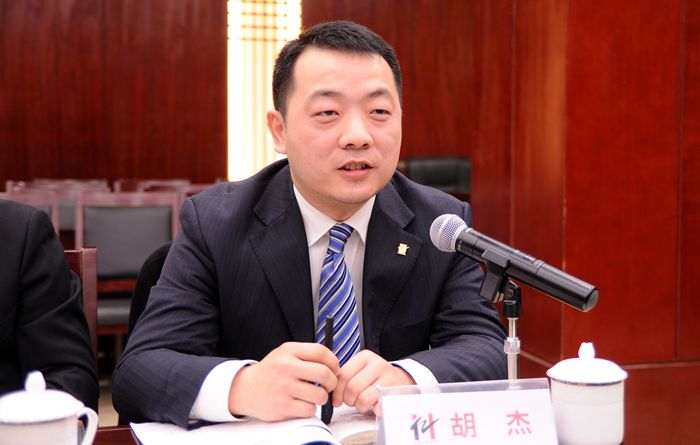 華億城市生活廣場公司副總經理胡杰討論發言